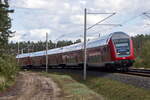 Doppelstock Steuerwagen D DB 50 80 86 21 103 – 7 DBpbzfa als FEX (Flughafen Express) am 27. September 2024 bei Schönefeld an der Siedlung Hubertus in Richtung BER  zur Weiterfahrt nach Wünsdorf Waldstadt.