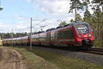 442 131 mit 442 631 und 442 131-9 mit 442 625-0 als RB 23 zum Flughafen BER am 27. September 2024 bei Schönefeld an der Siedlung Hubertus.