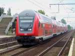 RE2 (RE 38142) von Cottbus nach Rathenow durchfhrt am 13.09.2008 den Bahnhof von Berlin Karlshorst. Nchster Halt des Zuges ist Berlin Ostbahnhof.