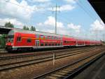 RE 7 nach Wnsdorf-Waldstadt, am 02.07 in Berlin Schnefeld Flughafen.
Eine Frage habe ich zu diesem Bild, hinter dem Stw ist ein besonderer Wagen eingereiht, dieser sieht von auen und innen vollkommen anders aus, woher stammt dieser, und warum ist der so anders? 