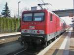 Hier MEG606 (143 864-7) mit einem RE7 von Dessau Hbf. nach Wnsdorf-Waldstadt, dieser Zug stand am 20.3.2011 in Bad Belzig.