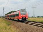 442 126 mit 442 629 als RB 22  (RB 28816) von Potsdam  Hauptbahnhof nach Berlin Schnefeld Flughafen passiert am 24. Juni 2012 den Ortsteil Ahrensdorf in Ludwigsfelde. 