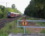 12.6.2014 Röntgental. Südende des Bahnsteigs und RE 3 nach Stralsund Hbf.