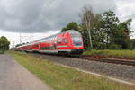 Die 112 103 schiebt am 01.08.2016 den RE 5 von Rostock nach Elsterwerda durch Nassenheide.