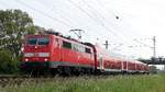 111 100 zieht einen RE68 Darmstadt - Frankfurt über die Main-Neckar Bahn. Hier ist der Zug zwischen Darmstadt Arheilgen und Darmstadt Wixhausen zu sehen. Aufgenommen am 12.5.2018 16:23