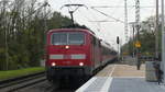 111 097 zieht eine wegen IC-Überholung im Gegengleis verkehrende RB68 nach Frankfurt in den Bahnhof Darmstadt-Eberstadt. Aufgenommen am 3.11.2017 14:19