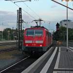 Am Abend des 24.05.2013 schob die Frankfurter 111 191 einen RE nach Heidelberg Hbf. Hier ist der Regionalzug bei der Ausfahrt aus dem Hauptbahnhof von Damrstadt gen Sden.