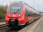 442 351 als S1(Rostock-Warnemünde)bei der Ausfahrt in Rostock-Bramow im Hintergrund kam dann schon 4110 112 hinterher.30.04.2021