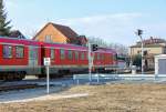 Im Dez. 2014 erhielt der Bf Strasburg (Uckermark) einen neuen Bahnübergang, hier mit RE 5356 nach Lübeck. - 25.02.2015