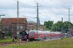 RE 3 überholt in Pasewalk den Sonderzug mit der Lok 01 0509. Dieser Zug fährt anschliessend zum Bahnhofsfest nach Putbus. - 30.05.2015
