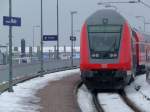 Ein Regio Dosto rangiert am 06.02.2010 rckwrts, mit einem Rangierer auf dem Fhrerstand, aber von der 146.1 am anderen Ende vom Tf gesteuert, aus Norddeich Mole auf ein Abstellgleis in Norddeich.