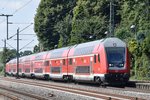 BAD ZWISCHENAHN (Landkreis Ammerland), 18.08.2016, RE1 nach Hannover Hbf mit einem Doppelstock-Steuerwagen kurz nach der Ausfahrt aus dem Bahnhof Bad Zwischenahn