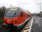 Dülmen Bf, 2.12.2018. Ein RE42 Regionalzug nach Mönchengladbach Hbf zu Dülmen Bf auf der Strecke Düsseldorf - Mönchengladbach. 
Dieses Turmbahnhof/Etagenbahnhof ist einzigartig, weil hier die Strecken Enschede-Dortmund (hoch) und Düsseldorf-Mönchengladbach (niedrig)einander kreuzungsfrei begegnen.
Ein Turmbahnhof oder auch Etagenbahnhof ist eine spezielle Bauform eines Bahnhofs, der mit übereinander liegenden Ebenen die Verbindung zwischen kreuzenden Eisenbahnstrecken herstellt.