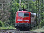111 121-0 schiebt Ende Juli 2020 RE4 Richtung Aachen durch Ennepetal.