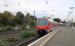 DB 1428 013 als RE 10123 von Mönchengladbach Hbf nach Wanne-Eickel Hbf, am 08.10.2024 in Krefeld-Linn.