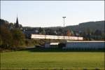 Durch das Weite Lennetal bei Finnentrop ist die 143 214 am Abend des 13.10.2007 mit der RB91 (RB 39175)  Ruhr-Sieg-Bahn  nach Siegen unterwegs.