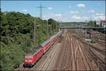 111 156 schiebt den RE4 (RE 10422)  WUPPER-Express , von Dortmund Hbf nach Aachen Hbf, am Rangierbahnhof Hagen-Vorhalle vorbei. (01.06.2008)