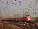 Am 11.11.2009 zieht 111 151-7 ihren n-Wagenpark durch das Gleisvorfeld des Mnchengladbacher Hauptbahnhofes.