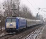 Wohl um sich das Lok umspannen zu ersparen fuhr eine Ganitur des Eurobahnersatzverkehres am 12.12.2010 als Sandwich 185 vorne 185 CL 001 und hinten 185 Cl 009. Die Ganitur rast gerade duch Hochdahl.