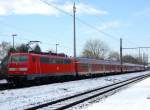 Am Veilchendienstag schob die 111 116 einen Zug der Linie RE 13 nach Venlo und legte in Boisheim einen Halt ein.