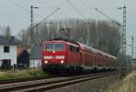 111 011-3 zieht einen RE4 Zug bei Korschenbroich  An der Insel  vorbei in Richtung Aachen. In wenigen Minuten wird er Mönchengladbach Hbf erreichen. 18.3.2014
