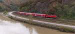 Die engste Stelle im unteren Saartal liegt zwischen Taben-Rodt und Serrig. Es ist nur Platz fr die Bahn, die Bundesstrae und die Saar. 
Durch die starken Regenflle fhrt die Saar Hochwasser und sieht deshalb auch so schmutzig aus. 111 028 schiebt den RE7 Mannheim - Trier Saar abwrts. Da der Zug im Feierabendverkehr ab Saarbrcken unterwegs ist, hlt auch der RE an fast jeder Station ab Saarbrcken. 25.10.2013 Bahnstrecke 3230 Saarbrcken - Karthaus.