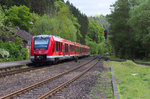 Durch die Eifel und über die Eifelstrecke geht es per Bahn sehr beschaulich zu. Auch ein Regionalexpress erreicht keine hohen Geschwindigkeiten auf der kurvenreichen und teilweisen eingleisigen Strecke. 620 033 hat als RE Köln-Deutz - Trier Hbf. gerade den Ort Speicher verlassen und strebt nun dem Moseltal zu. Bahnstrecke 2631 Hürth-Kalscheuren - Ehrang am 14.05.5016