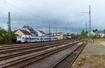 Der Süwex Koblenz - Saarbrücken passiert am 15.10.2016 die noch recht ausgedehnten Bahnanlagen des Bahnhofs in Ensdorf Saar.