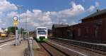 Ein Schattendasein....


fhrt seit einigen Jahren das EG des (ehemaligen) Bahnknoten Schnberg im Vogtland.
Schnberg liegt an der Magistralen Leipzig - Plauen - Hof und war (ist) auch Ausgangspunkt zweier Nebenstrecken.
Ex KBS 543 Schnberg - Schleiz (Bahnstrecke 6656) und ex KBS 548 Schnberg - Hirschberg (Bahnstrecke 6657).
Heute halten hier nur noch Triebwagen der Vogtlandbahn im Zweistundentakt und manchmal eine Ferkeltaxe der Wisentatalbahn bei Sonderfahrten.
Das Bahnhofgebude war einst ein Inselbahnhof.
Auch dieses Empfangsgebude steht leer, der Fahrdienstleiter wurde in einen Container verbannt.

Regioshuttle VT 326 und ein weiterer RS der Erfurter Bahn durchfahren aus Gera ber Mehltheuer kommend den Bahnhof in Richtung Hof.

10.08.2013 - Bahnstrecke 6362 Leipzig - Hof.
Danke an den Tf. fr den freundlichen Gru!