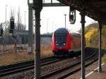 2014-04-10; Kein Aprilscherz! Doppelstockzug als RE1 aus Dresden kommend bei der Einfahrt in den Bahnhof Bautzen.