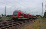 RE 4782 (Dresden Hbf - Hof Hbf) hat soeben Zwickau verlassen und überquert gerade die Olzmannbrücke. Am 24.06.2015 schiebt die 143 952-0 jenen RE3 nach Hof.