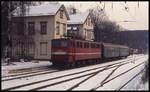 171013 steht hier am 19.2.1994 um 11.33 Uhr mit dem P 8681 nach Blankenburg im damaligen Endbahnhof der Rübelandbahn in Königshütte.