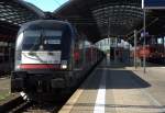 Die ES 64 U2 - 009 wartet am 28.04.12 gegen 16:20 Uhr in der prallen Sonne mit der
Regionalbahn 16362 von Halle (Saale) Hbf nach Eisenach, der Fotograf wird mit diesem Zug bis Naumburg fahren.    