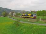Am 01.05.2013 gab es auf der Unstrutbahn wieder Personenverkehr ber Wangen (Unstrut) hinaus bis nach Roleben. Vereinzelte, durch die IG Unstrutbahn e.V. bei der Burgenlandbahn bestellten Zge befuhren dazu den eigentlich ruhenden Streckenabschnitt der Unstrutbahn bis in thringische Roleben. Anlass war der Freyburger Weinfrhling und der Unstrutradwegtag. Hier zu sehen sind Burgenlandbahn 672 902 + 910 als RB 34868 (Naumburg (S) Ost - Roleben), unterhalb der  Arche Nebra  bei Wangen.