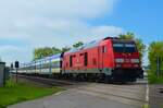 Am 30.05.21 schob 245 010 (Südostbayernbahn) den RE6 (RE 11017) von Westerland (Sylt) nach Hamburg-Altona, und überquerte dabei den BÜ Hove in Wilster.