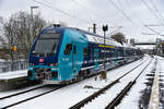 D-DB 445 121-7/ 621-6 und D-DB 445 125-8/ 625-7 fuhren am 06.01.24 als RE8 nach Lübeck-Travemünde Strand (ALTS), hier am verschneiten Haltepunkt Lübeck-Dänischburg IKEA (ALD A).