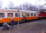 EBS 232 690-8 mit dem D-EBS 50 80 21-43 369-5 By als DPE 6601 nach Buttstädt, am 12.01.2018 in Sömmerda. Dieser Personenzug der EBS verkehrt seit dem 08.01.2018 auf der Pfefferminzbahn als sogenannter  Lückenfüllerzug  und begeister wie man sieht auch schon die kleinen Eisenbahnfans. Infos: www.erfurter-bahnservice/pfeffibahn