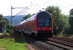 Gegenlichtaufnahme in Rothenstein (Saale) - Am 11.07.2014 kommt die RB 16507, Naumburg (Saale) Hbf - Saalfeld (Saale), durch die Ortslage von Rothenstein (Saale) gefahren.