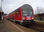 Abschied von der Saalebahn - Steuerwagen 36-33 036 als einer der letzten RBs von DB Regio nach Saalfeld bei einem kurzen Aufenthalt in Kahla am 12. Dezember 2015.