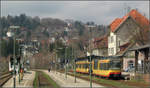 Die Steilstrecken um Freudenstadt -

Um die Innenstadt von Freudenstadt näher an die Bahn anzubinden (der heutige Hauptbahnhof lag etwas abseits), wurde statt eines Tunnels zum Murgtal eine Bahnstrecke über den Bergsattel gebaut. Aufgrund deshalb notwendigen Steigungen bis zu 5 % wurde der Abschnitt Freudenstadt Hbf - Baiersbronn mit Zahnstangenbetrieb ausgestattet. Der Abschnitt der Freudenstadt - Baiersbronn - Klosterreichenbach wurde 1901 eröffnet. Der Lückenschluss von Klosterreichenbach bis Raumünzach erfolgte erst 1928. Zwischen 1924 und 1926 wurden die Steilstrecken auf Adhäsionsbetrieb umgestellt.

Nachdem ab 2003 vom Murgtal her der Stadtbahnbetrieb der AVG bis zum Freudenstadter Stadtbahnhof eingerichtet wurde, folgt 2004 auch das Reststück hinunter zum Hauptbahnhof.

Blick aus dem Fahrgastraum auf den Freudenstadter Hauptbahnhof mit einem AVG-Stadtbahnzug der Linie S41 zum Karlsruher Marktplatz.

10.04.2005 (J)