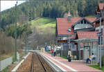 Mit der S41 das Murgtal hinunter -

Im November 1901 eröffnete die Königlich Württembergischen Staats-Eisenbahnen die Zweigstrecke von Freudenstadt über Baiersbronn nach Klosterreichenbach. Erst 1928 erfolgte dann der Lückenschluss zur badischen Teilstrecke der Murgtalbahn, die bis dahin in Raumünzach endete.

10.04.2005 (J)
