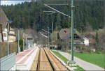 Mit der S41 das Murgtal hinunter -

Das Dorf Röt gehört, wie die Orte dazwischen auch noch zu Baiersbronn. Die 1928 eröffnete Streckenabschnitt wurde 2003 auf Stadtbahnbetrieb umgestellt. Dieser soll aber von Rastatt aus 2022 nach Forbach zurückgezogen werden und der obere Teil der Murgtalbahn nur noch von Vollbahnfahrzeugen befahren werden, die bis Forbach von Karlsruhe her dann nur an wenigen Stationen halten. 

10.04.2010 (J)
