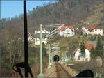 Mit der S41 das Murgtal hinunter -

Nach der Durchfahrt durch den Gausbacher Tunnel folgt eine offene Strecke mit der Haltepunkt Gausbach. Im Hintergrund sind die nächsten beiden Tunnels zu sehen.

2005 (J)