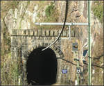 Mit der S41 das Murgtal hinunter -

Wenige Meter nach dem Rappentunnel folgt der 355 Meter lange Siehltunnel, der wiederum einen Bergsporn durchfährt. Auch hier wurde die Stromschiene durchgezogen.

2005 (J)
