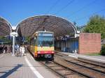 Stadtbahnwagen 567 am 05.09.2004 am Albtalbahnhof in Karlsruhe. Von diesen Bahnsteigen aus geht es weiter nach Ettlingen sowie Bad Herrenalb bzw. Ittersbach. 