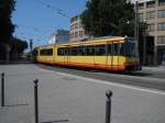 Die S2 gefhrt vom GT8-80C 575 auf dem Karlsruher Bahnhofsvorplatz.