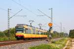 Ein Straenbahnzug passiert das Vorsignal fr Forchheim.