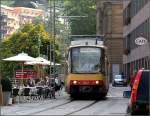 Eng geht es zu -

... in der Innenstadt von Bad Wildbad. Wo sonst fährt eine derart langer Stadtbahnzug direkt an Straßencafés vorbei? 

19.09.2009 (M)