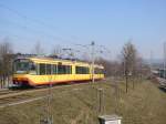 Zweisystem-TW 861, eingesetzt auf der Linie S5 zwischen Pforzheim und Wrth am Rhein, klettert am 20.03.2006 die Rampe beim Bahnhof Karlsruhe-Durlach hoch, um sich danach in die Straenbahngleise auf