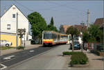 Entgegen der Autorichtung -    Rückansicht eines GT8-Gleichstrom-Stadtbahnwagen bei der Einfahrt in die enge Ortsdurchfahrt in Linkenheim an der Hardtbahn (S1/11-Nord).
